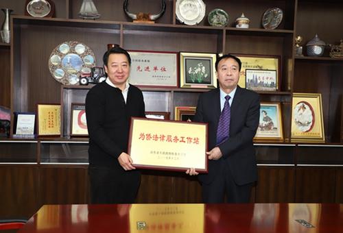 2017年12月4日，山東省僑辦舉行“為僑法律服務(wù)工作站”授牌儀式。圖為授牌現(xiàn)場(chǎng)。(圖片來(lái)源：山東省僑辦網(wǎng)站)