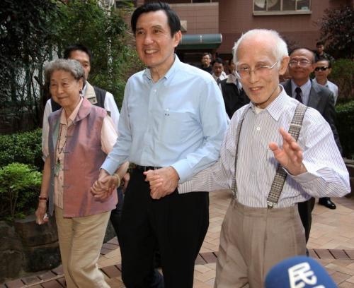 資料圖：余光中與馬英九。圖片來(lái)源：臺(tái)灣聯(lián)合新聞網(wǎng)