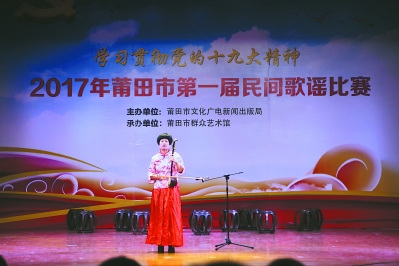  常太山歌-俚歌非遺項(xiàng)目代表性傳承人傅碧霞在表演山歌《十月景長(zhǎng)工詩(shī)》。蔡銥婧 攝