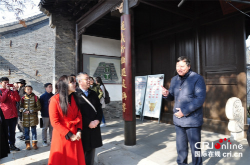 阮元六世孫阮錫安介紹阮元家廟。