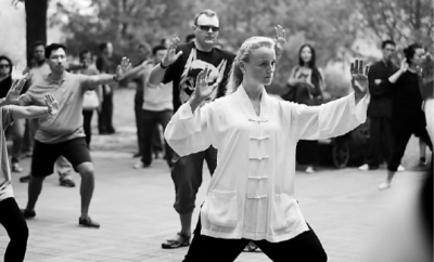  外國人學習太極拳，體驗中華傳統(tǒng)文化。光明圖片/視覺中國