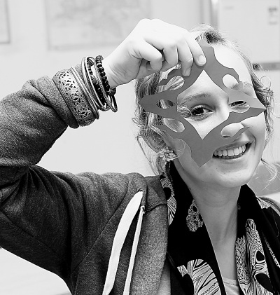 外國人學習剪紙感受中國文化。光明圖片/視覺中國