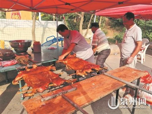 印尼美食烤乳豬。