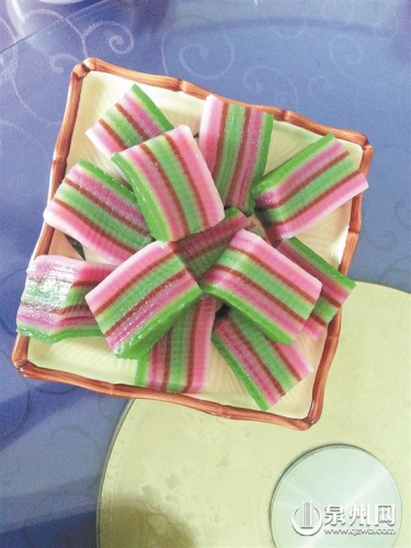 印尼美食九層糕，像彩虹一樣漂亮。