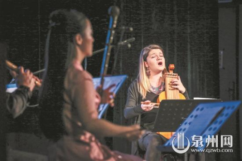 波蘭樂團(tuán)成員一邊與泉州南音藝術(shù)家共同演奏，一邊深情演唱。(陳起拓 攝)