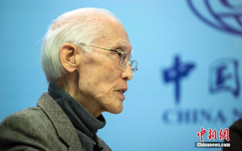 圖為2013年12月29日，來海南參加2013年兩岸詩會的余光中，攜太太范我存女士接受<a target='_blank' >中新社</a>獨家專訪。 <a target='_blank' >中新社</a>記者 駱云飛 攝