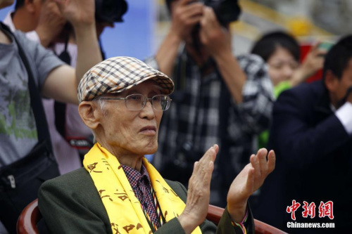 圖為2014年6月1日，余光中來到河南欒川老君山拜謁老子圣像，聽百名兒童齊聲吟誦有他創(chuàng)作的感人詩作《鄉(xiāng)愁》。 <a target='_blank' >中新社</a>記者 王中舉 攝