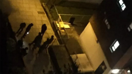 圖片為Hawkridge樓下常聚集的少年群體。（歐洲時(shí)報(bào)英國版微信公眾號）