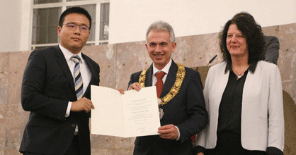 法蘭克福市長(zhǎng)費(fèi)爾德曼、副市長(zhǎng)韋伯為吉克林皓頒獎(jiǎng)。（《歐洲時(shí)報(bào)》/陳磊 攝）