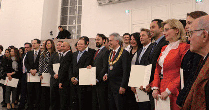 外裔模范市民集體合影留念。（《歐洲時(shí)報(bào)》/陳磊 攝）