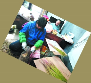 匠人正在制作茅龍筆。