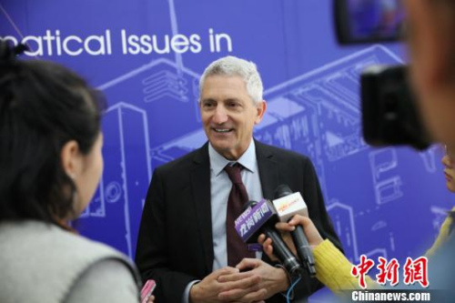 中國(guó)工程院外籍院士史提芬·博伊德接受媒體采訪。港中大(深圳)供圖