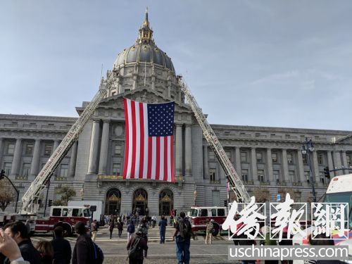 市政大樓前中央廣場(chǎng)懸掛起巨大的美國(guó)國(guó)旗以示哀悼。(僑報(bào)記者陳勇青攝)