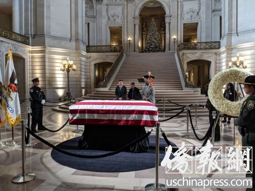李孟賢市長(zhǎng)的棺木覆蓋著美國(guó)國(guó)旗，靜靜地安置在市政府大廳中央讓民眾拜祭。(僑報(bào)記者陳勇青攝)