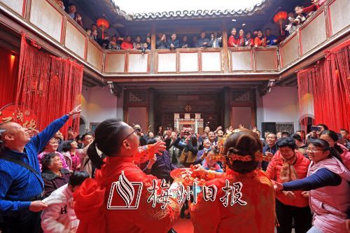 新郎新娘向參加婚禮的親朋好友派發(fā)喜糖。（首席記者高訊攝）