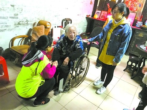 上周五，福祿社區(qū)、沙塘社區(qū)協(xié)同仁壽寺志愿者，為社區(qū)老人送溫暖。/福祿社區(qū)居委會(huì)供圖