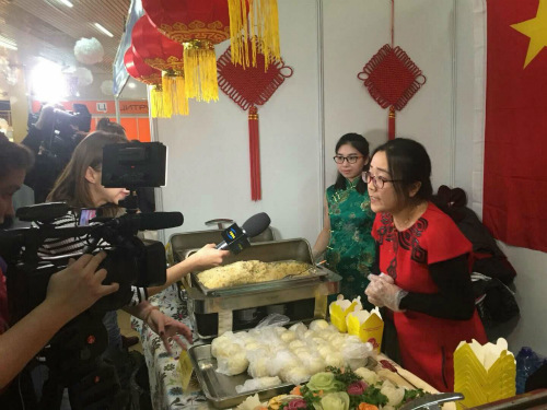 嘉賓體驗(yàn)中華美食。