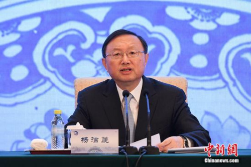 12月19日，第四屆世界華文教育大會(huì)在北京開(kāi)幕，來(lái)自世界55個(gè)國(guó)家和地區(qū)的近600位華文教育界代表參會(huì)。圖為中共中央政治局委員、國(guó)務(wù)委員楊潔篪出席開(kāi)幕式并致辭。 <a target='_blank' >中新社</a>記者 崔楠 攝