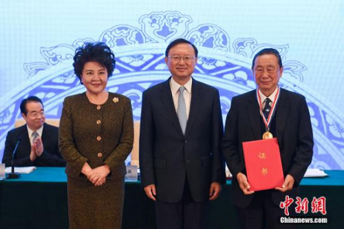 12月19日，第四屆世界華文教育大會(huì)在北京開(kāi)幕，來(lái)自世界55個(gè)國(guó)家和地區(qū)的近600位華文教育界代表參會(huì)。圖為中共中央政治局委員、國(guó)務(wù)委員楊潔篪(右二)、國(guó)務(wù)院僑務(wù)辦公室主任裘援平(右三)與獲頒華文教育杰出貢獻(xiàn)獎(jiǎng)的印尼中華總商會(huì)永久名譽(yù)主席、泗水新中三語(yǔ)學(xué)校董事長(zhǎng)何文金(右一)合影。 <a target='_blank' >中新社</a>記者 崔楠 攝