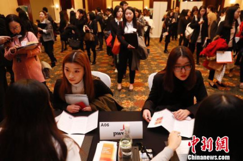 本屆招聘會(huì)吸引了三十家國(guó)內(nèi)外知名企業(yè)，參會(huì)學(xué)生人數(shù)近250人?！埡鄠?攝