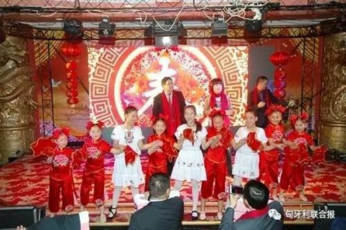 資料圖：當(dāng)?shù)貢r(shí)間2017年1月20日，中匈迎新春聯(lián)歡晚會(huì)在布達(dá)佩斯舉辦。圖為歡慶現(xiàn)場(chǎng)。（《匈牙利聯(lián)合報(bào)》微信公眾號(hào)）