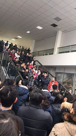 經(jīng)營(yíng)戶們聚集在市場(chǎng)辦公室外大廳。（《歐洲時(shí)報(bào)》中東歐版微信公眾號(hào)）