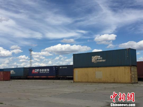 通過(guò)中歐班列，來(lái)自日本、韓國(guó)和中國(guó)華南、華東、華北等地的汽車零件、機(jī)械設(shè)備、日用小商品等源源不斷地運(yùn)往歐洲各地。圖為俄羅斯后貝加爾換軌站?！钜?攝