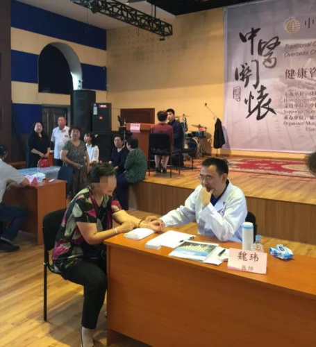 為蒙古國(guó)僑胞進(jìn)行義診