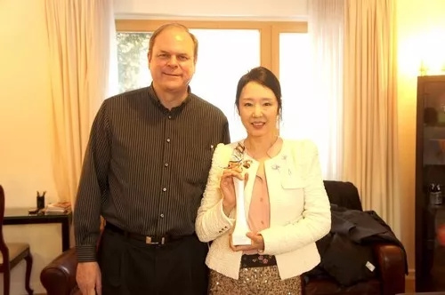 結(jié)婚多年后的嚴(yán)歌苓和丈夫勞倫斯