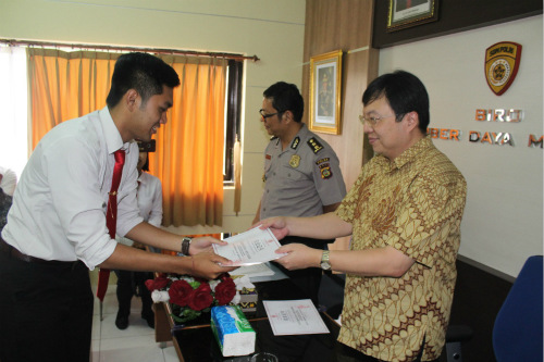 為學員頒發(fā)證書。