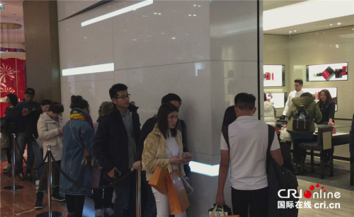 香奈兒店鋪外中國游客排隊等候進入 香奈兒店鋪外中國游客排隊等候進入