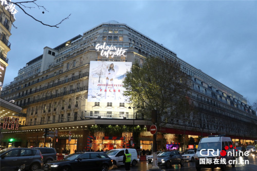 臨近圣誕的老佛爺百貨門前總是車水馬龍 臨近圣誕的老佛爺百貨門前總是車水馬龍