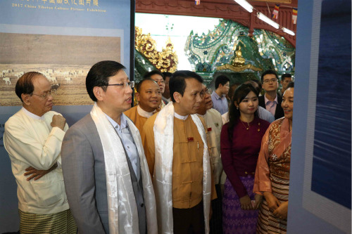 嘉賓觀看圖片展。