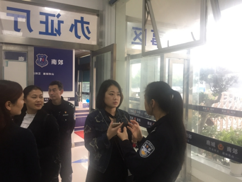 民警向來派出所辦事的群眾耐心詳解平臺(tái)辦理程序