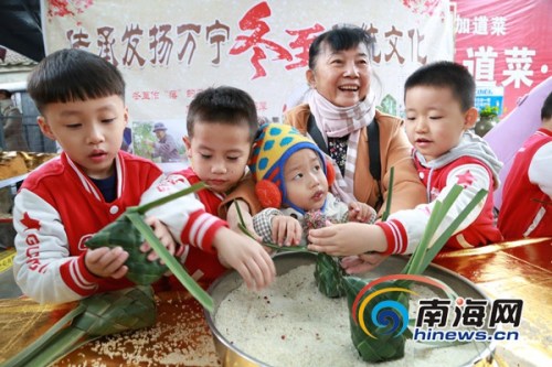 小朋友體驗(yàn)做“落”。萬寧市供圖