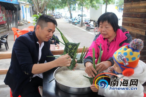 市民體驗(yàn)做“落”。萬寧市供圖