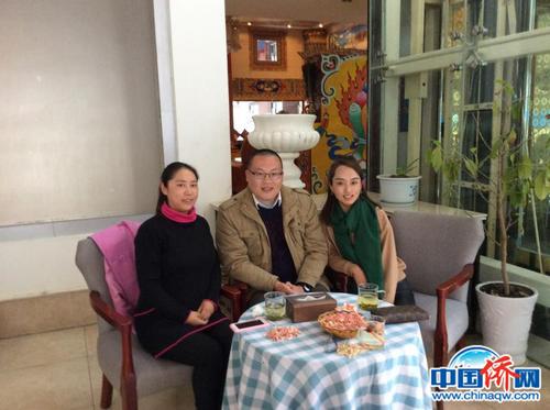 本文作者與受助的兩位藏族姑娘合影。(作者供圖)