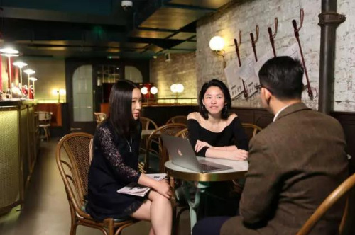 湯子慕、唐詩與創(chuàng)業(yè)小伙伴商討策劃書（《歐洲時報》英國版微信公號“英倫圈”）