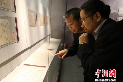 僑批專家黃清海為觀眾講解僑批。(李倩倩 攝)