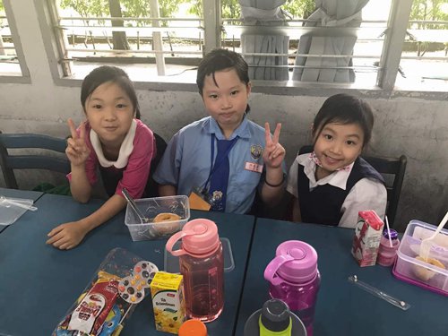 陳家銓(右)在校和朋友相處時笑容滿面，個性樂天。（圖片均來自馬來西亞《中國報》）