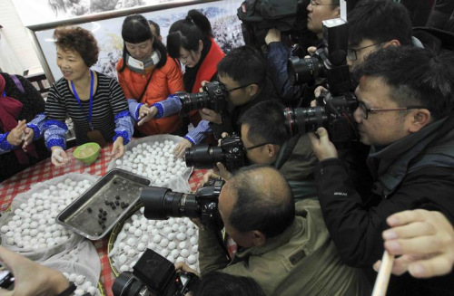 圖8：在弘揚(yáng)紅日亭道德風(fēng)尚過程中，溫州媒體發(fā)揮了重要作用。2015年冬至這天，溫州媒體采訪紅日亭牽手愛心聯(lián)盟86個(gè)愛心驛站派送湯圓的場景。 蘇巧將 周樹慧　攝