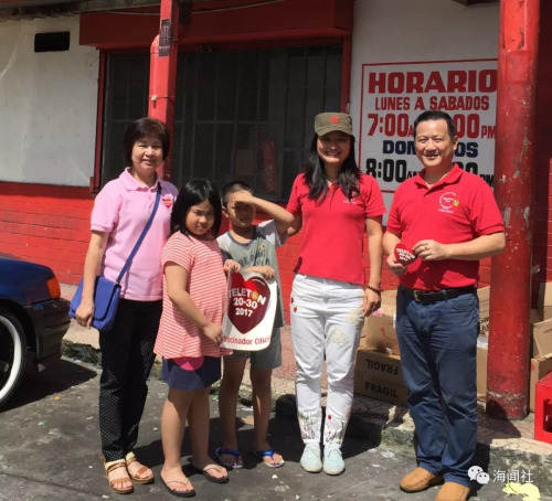 張雪云(右二)在2017年11月和花縣同鄉(xiāng)會僑務(wù)組成員一起上街募捐慈善公益活動，與熱心華裔僑胞合影(受訪者供圖)