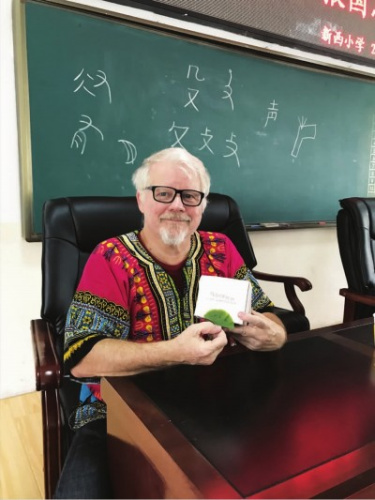 理查德展示孩子們送給他的禮物。(除署名外，均受訪者供圖)