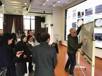 講座結(jié)束后，還有不少學(xué)生圍著理查德探討漢字問題。本報記者王星攝