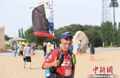 如今，他希望通過個人長跑活動搭建德國與中國之間的“文化橋梁”，增進(jìn)西方對中國的了解?！钇G敏 攝