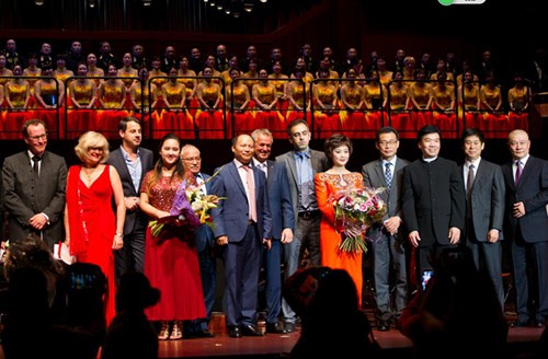 楊明先生(左六)出席中德45周年慶典活動(dòng)后與當(dāng)?shù)卣賳T及演員代表合影。中國(guó)駐法蘭克?？傤I(lǐng)事王順卿(右四)