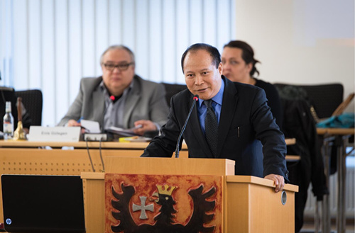 　楊明先生在德國(guó)黑森州議會(huì)發(fā)言。