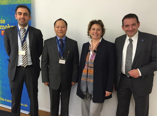 黑森州教育部長(zhǎng)Lorz羅茨教授( 右一)，德國(guó)自民黨總書(shū)記前黑森州教育部長(zhǎng)Beer貝爾女士(右二)，楊明先生(左二)，德國(guó)法蘭克福市外國(guó)人參事會(huì)主席Medoff梅多夫(左一)在德國(guó)黑森州議會(huì)討論中文進(jìn)入德國(guó)學(xué)校。