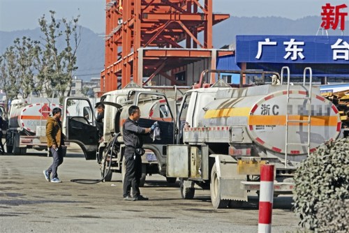 等待生意連云港路上停著多輛油罐車(chē)，等待生意