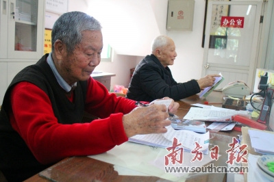 采編隊伍的不穩(wěn)定性和老年化已引起僑刊鄉(xiāng)訊工作者的擔(dān)憂。圖為《梅閣僑刊》采編人員在進行稿件校對。 戴惠甜 攝